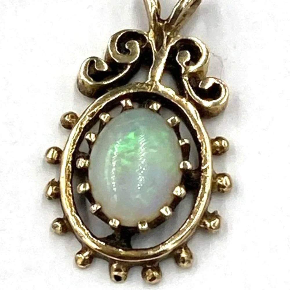 Vintage 1970’s 14k Yellow Gold Genuine Opal Pendant